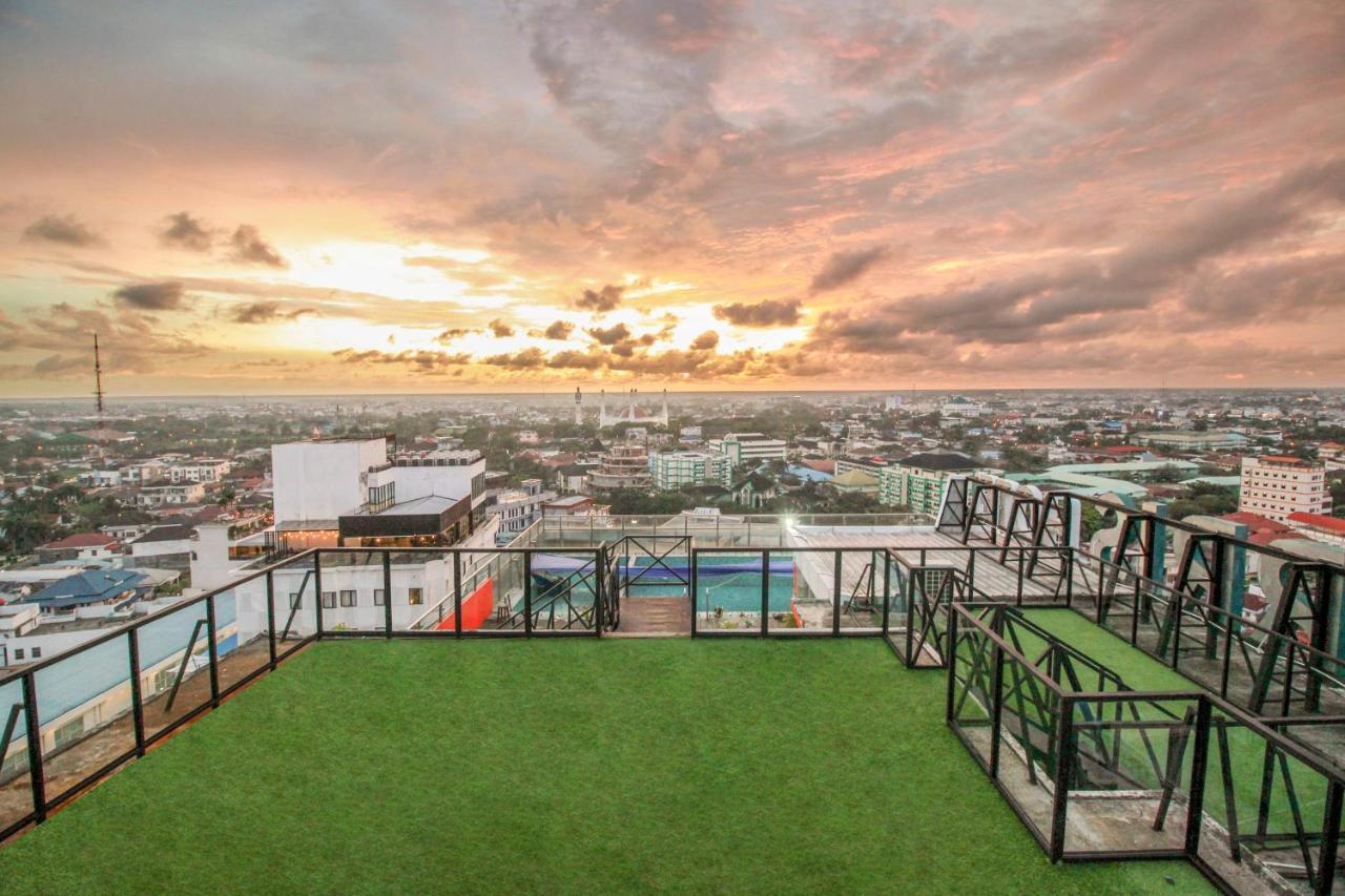Harris Hotel Pontianak Extérieur photo