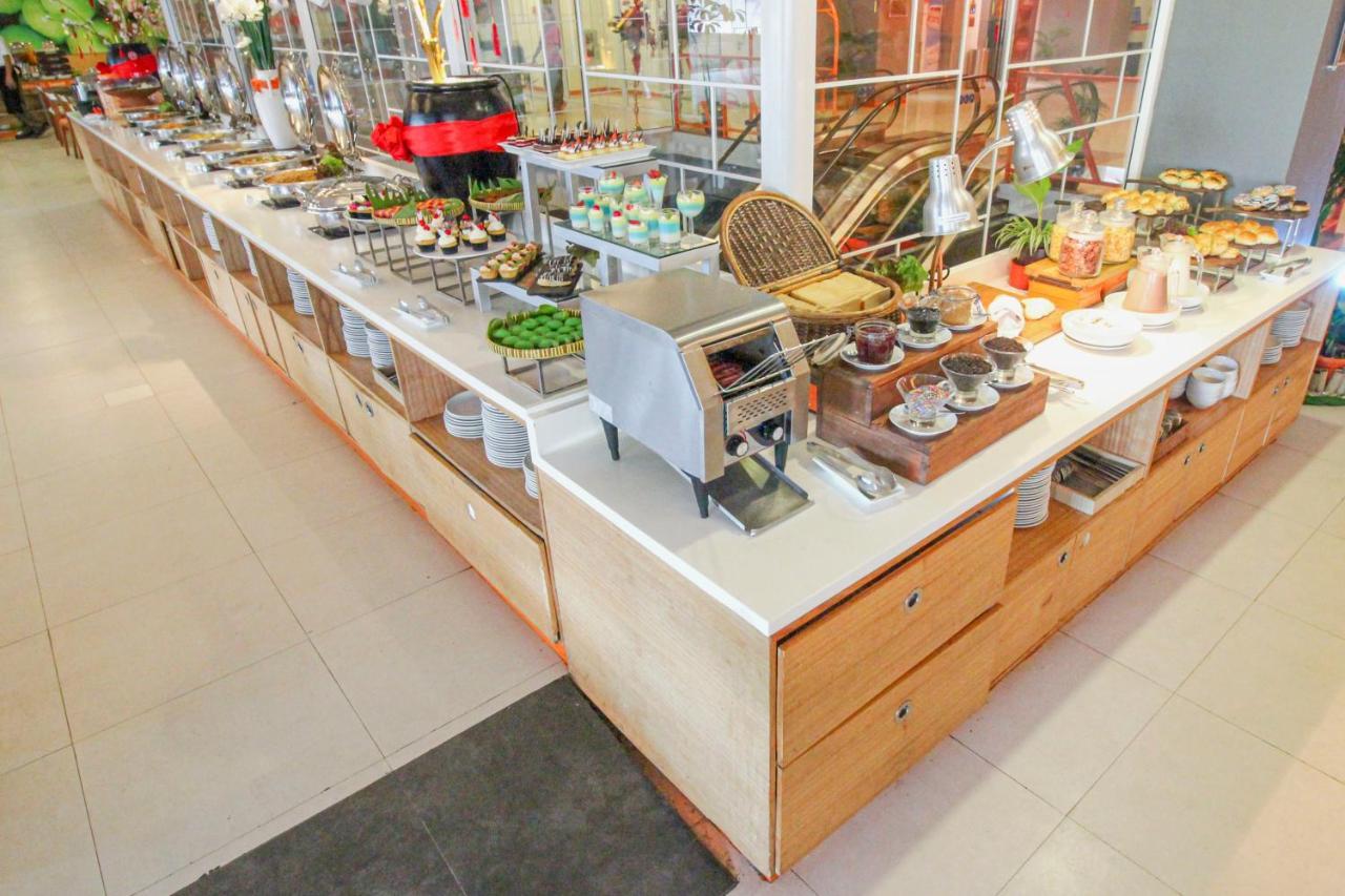 Harris Hotel Pontianak Extérieur photo